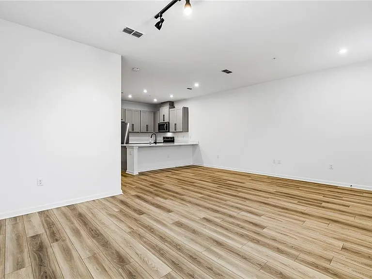 9844 Walkway Dr — Photo 3