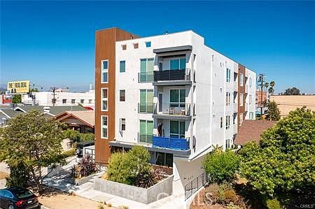2nd image of 222 N Manhattan Pl