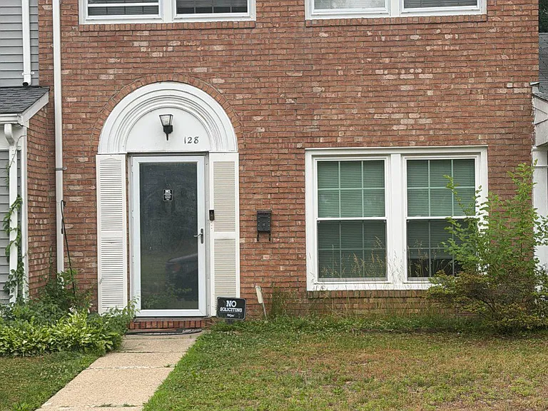 128 Rockland Dr — Photo 2