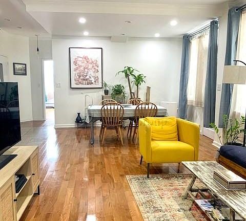 2nd image of 2419 Crescent St #1