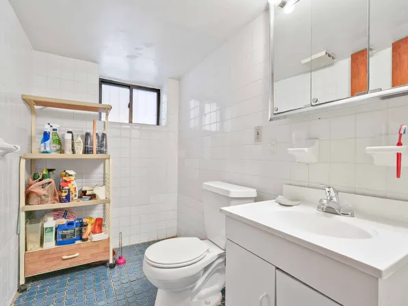 23-13 Ditmars Boulevard image 14 of 18