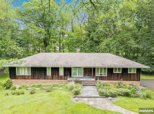 25 Stevenson Ln, Upper Saddle River, NJ 07458