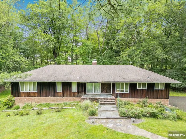 25 Stevenson Ln, Upper Saddle River, NJ 07458