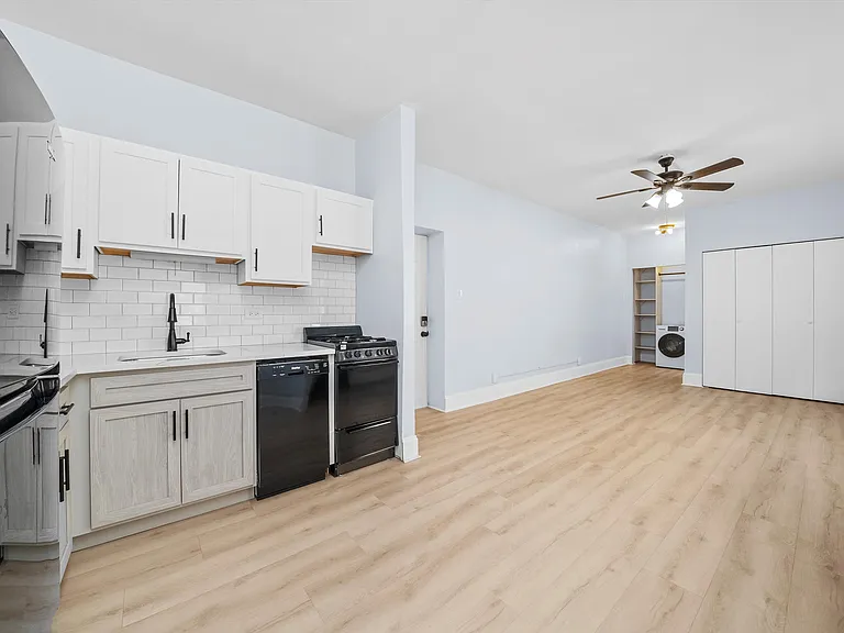 University Manor Apartments — Photo 14