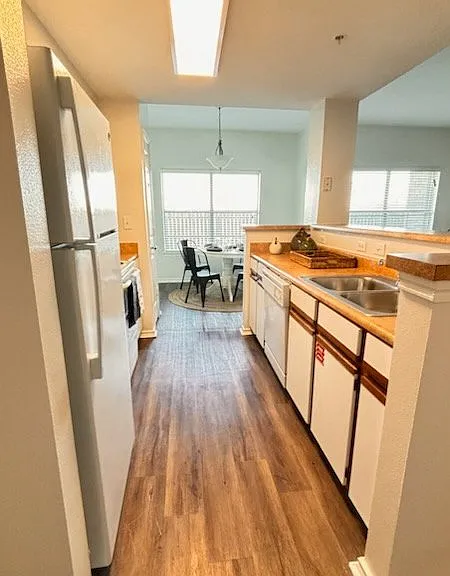 San Pedro Apartments — Photo 25