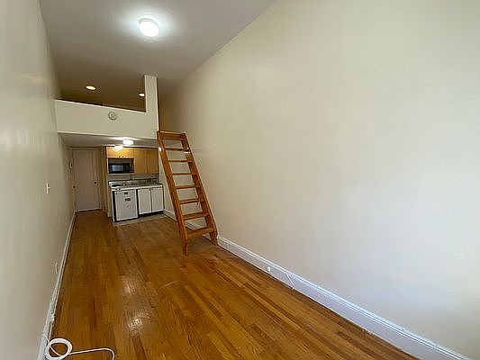 2nd image of 315 W 14th St APT 3A