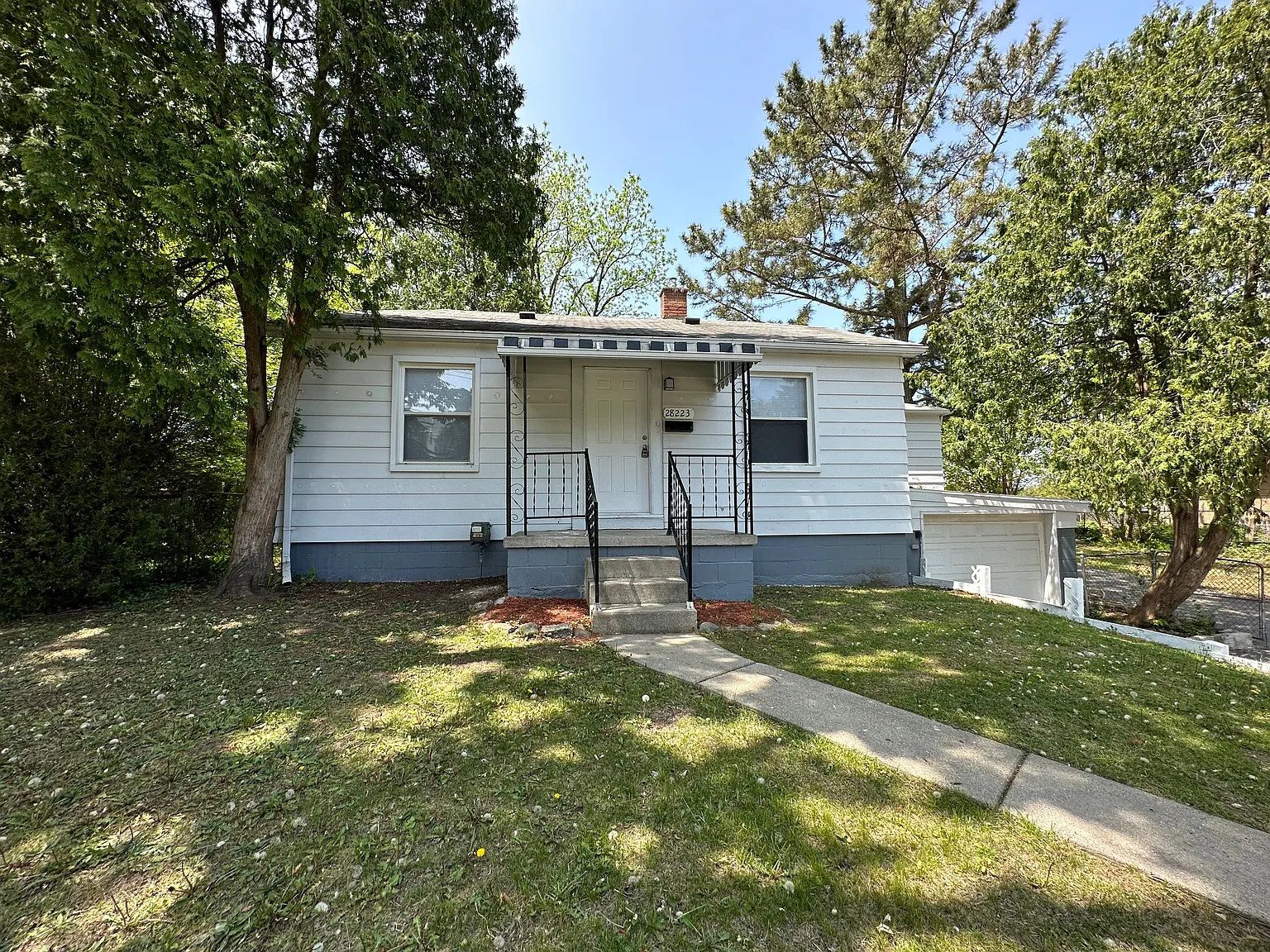 28223 Revere Ave photo 1