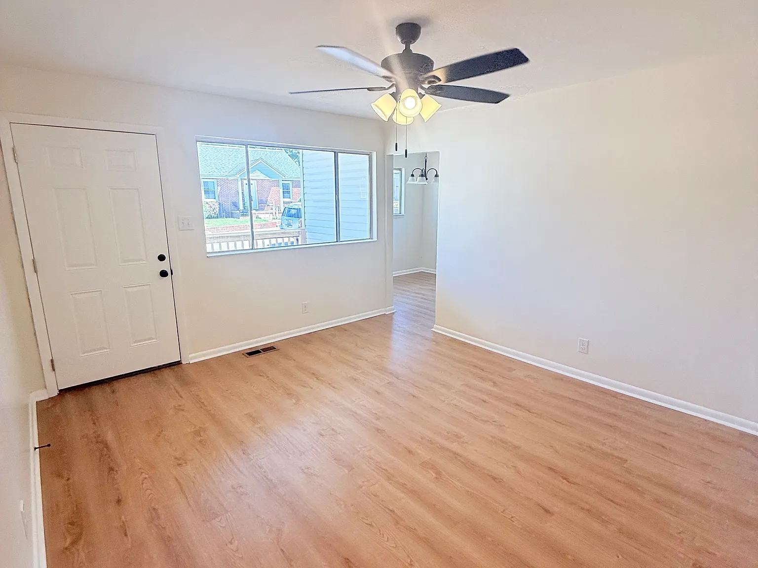 3 bed, 850 sqft, $900 — Photo 2