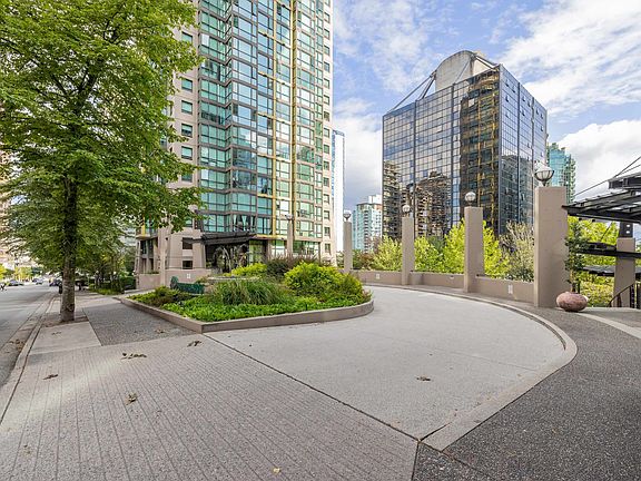 3rd image of 1367 Alberni St #411
