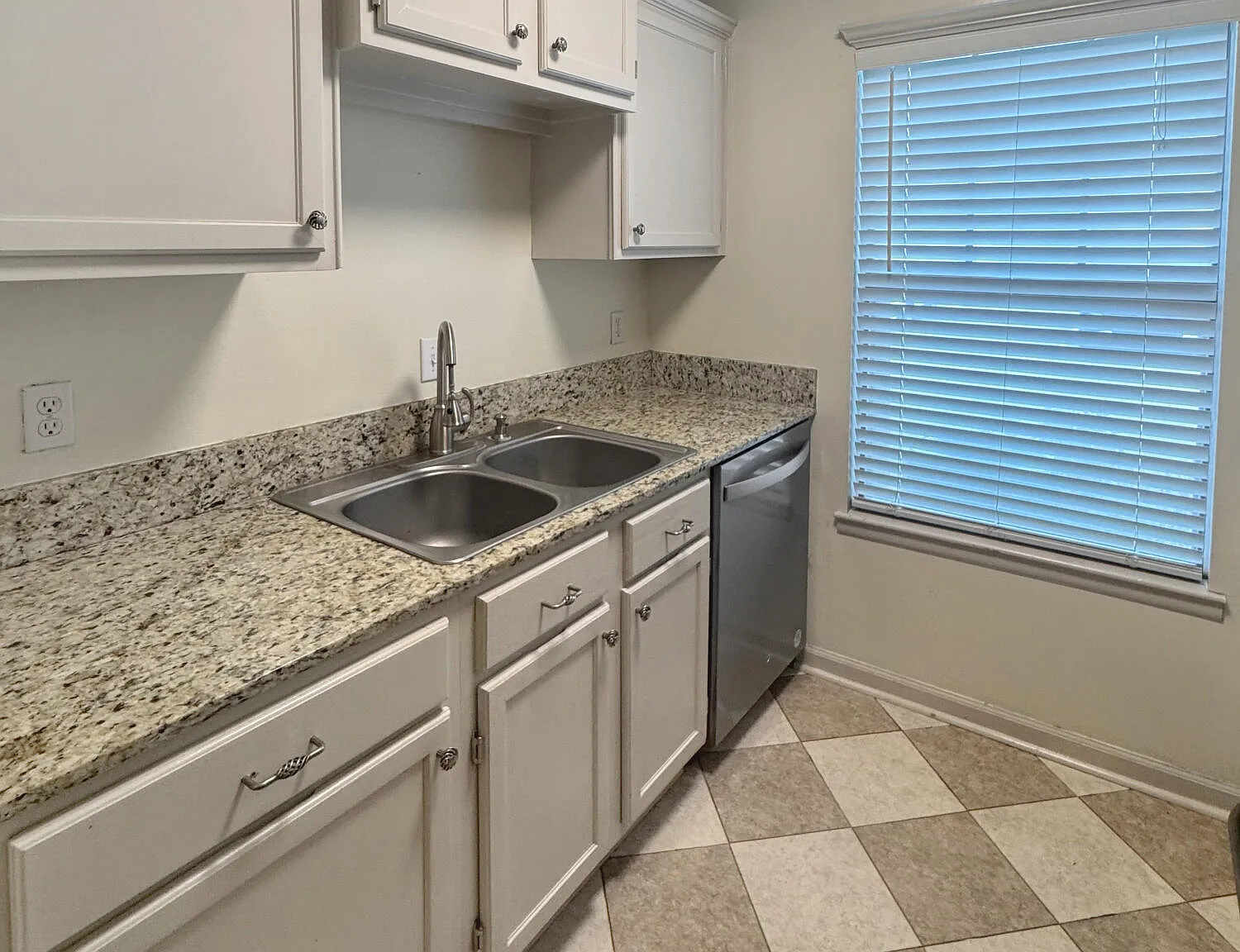 2 bed, 1.5 bath, 984 sqft, $1,350 — Photo 2