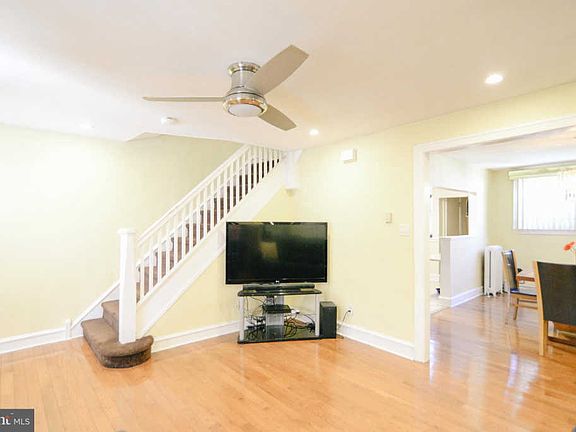 3rd image of 1139 E Stafford St