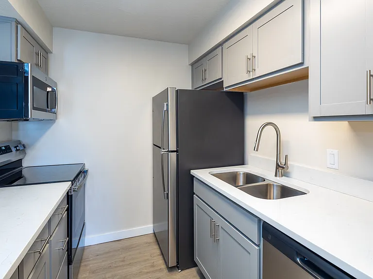 Golfview Apartments — Photo 22