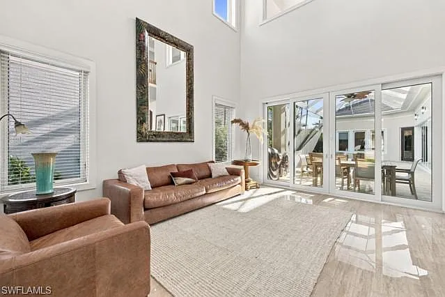 5 bed, 3.5 bath, 3913 sqft, $25,000 — Photo 4