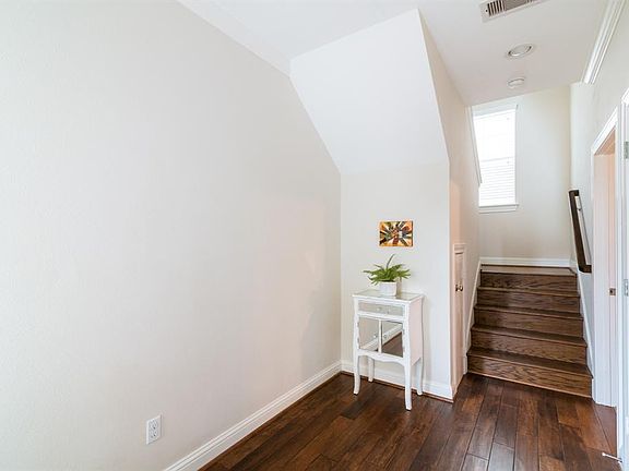 5th image of 1213 W 15th 1/2 St Unit D
