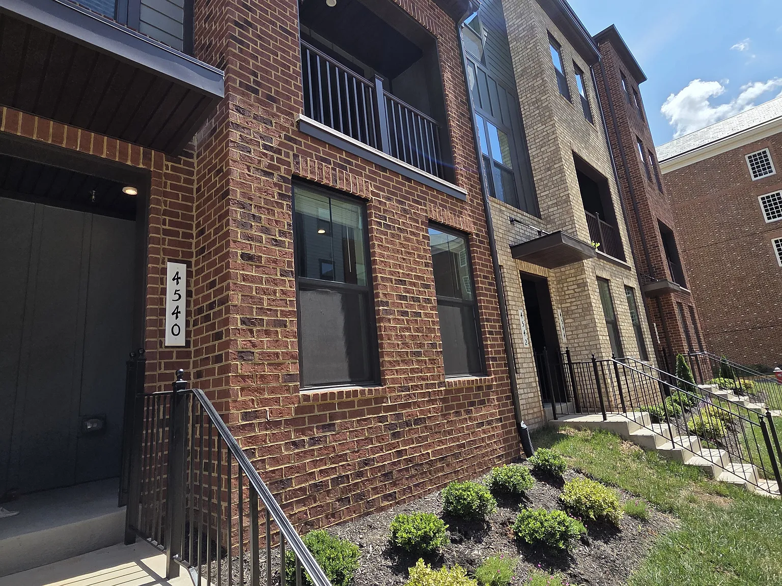 3 bed, 2.5 bath, 2132 sqft, $3,450 — Photo 2
