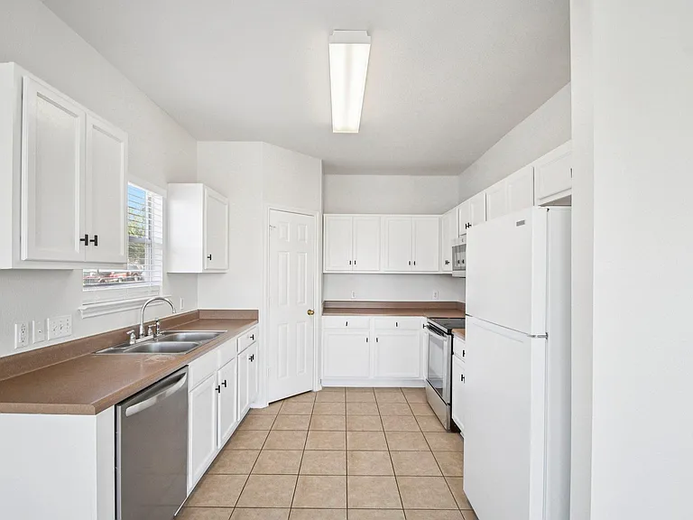 217 Killian Loop — Photo 8