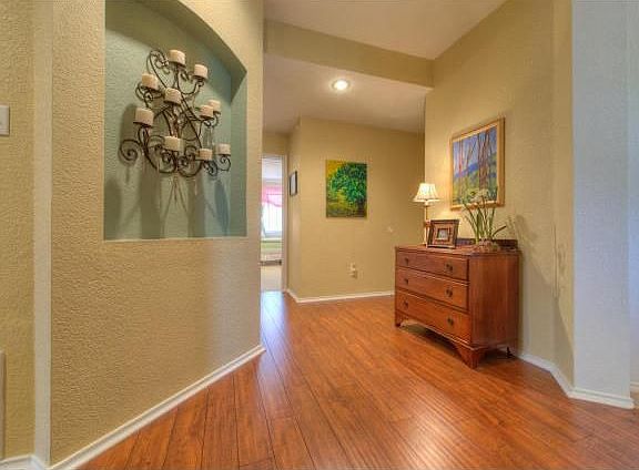 5th image of 301 Silverado Dr