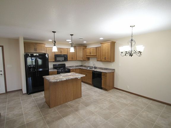 3rd image of 511 Spruce Hills Dr