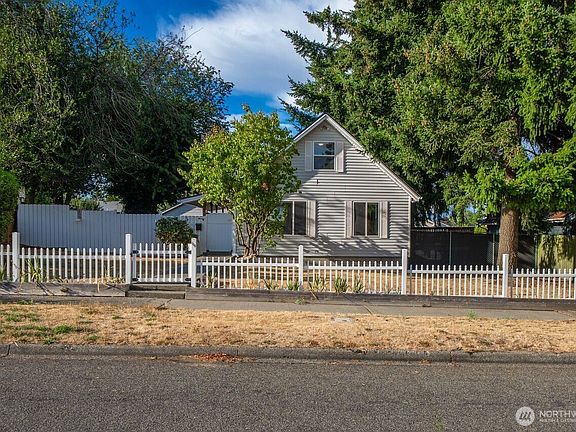 2nd image of 821 E 60th Street