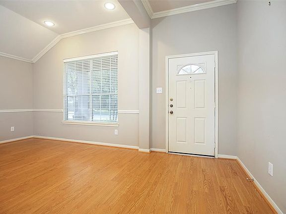 3rd image of 10511 Saratoga Sq