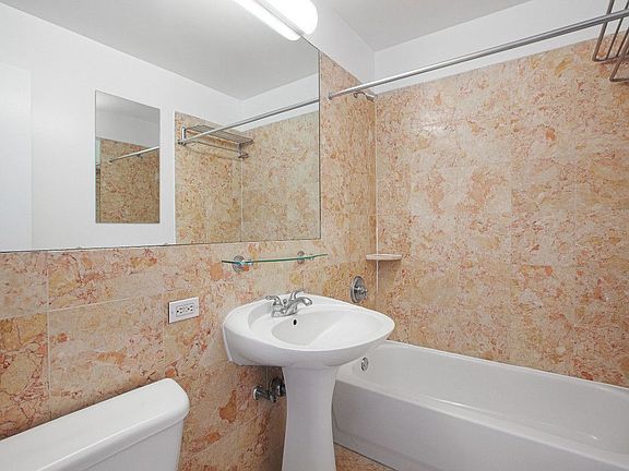 4th image of 360 W 43rd St APT S22e