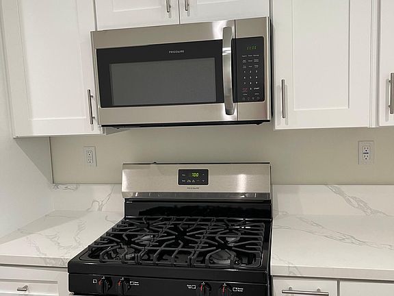 4th image of 605 S Barrington Ave #28