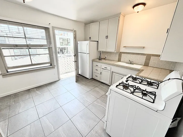 6100 Glen Alder St — Photo 21