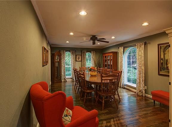 5th image of 1525 Oates Dr