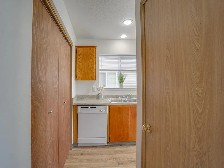 Beverly Rose Apartments — Photo 17