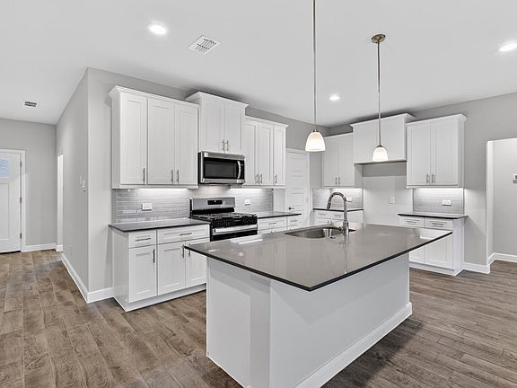 3rd image of 213 Sandstone Cir