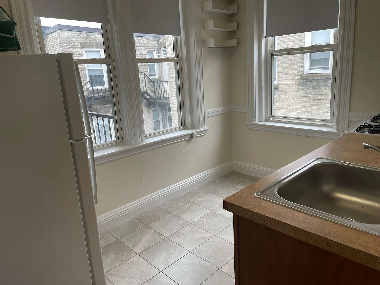 Brighton Near St Es Hospital and T stop 3rd Floor Super sunny spacious 2 bed Nice Place! — Photo 3