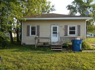 620 W South Ave, Flora, IL 62839