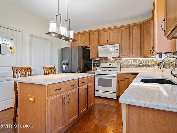 3rd image of 25016 W Canterbury Ct