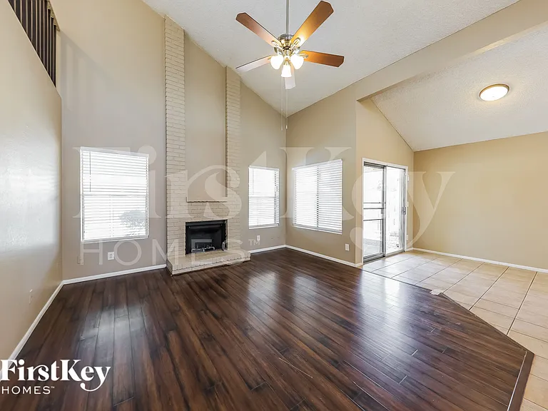 7418 W Cameron Dr — Photo 2