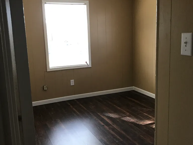 1910 W Oak Ave — Photo 15