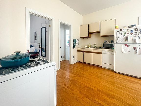 4th image of 3039 N Kenmore Ave #2R