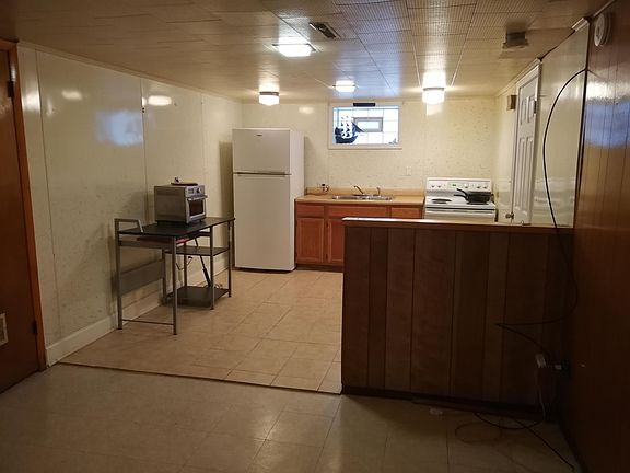 4th image of 834 Peoria St