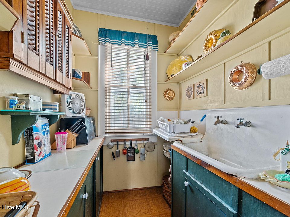 16th image of 609 E Main Street