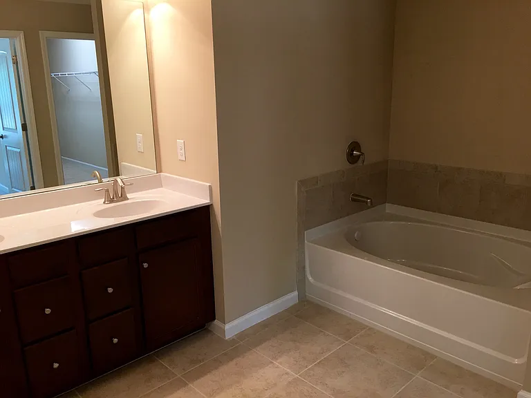 1055 Hampton Oaks Dr — Photo 14