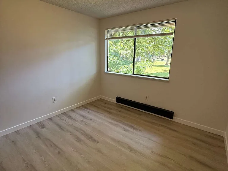 713 F Pl NE #4 — Photo 16
