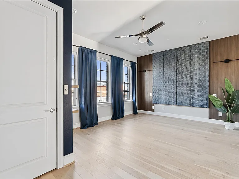 1005 Saint Charles St — Photo 20