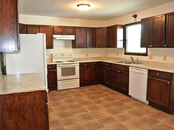 5th image of 811 Lester St