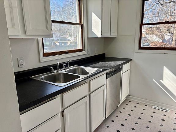 5th image of 17312 Oak St