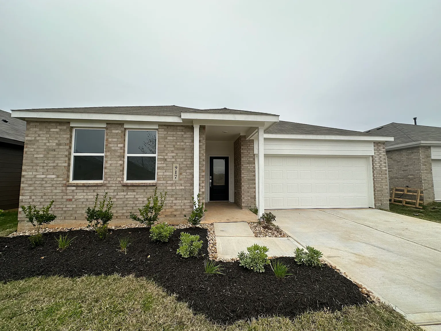 4 bed, 2014 sqft, $2,150 — Photo 2