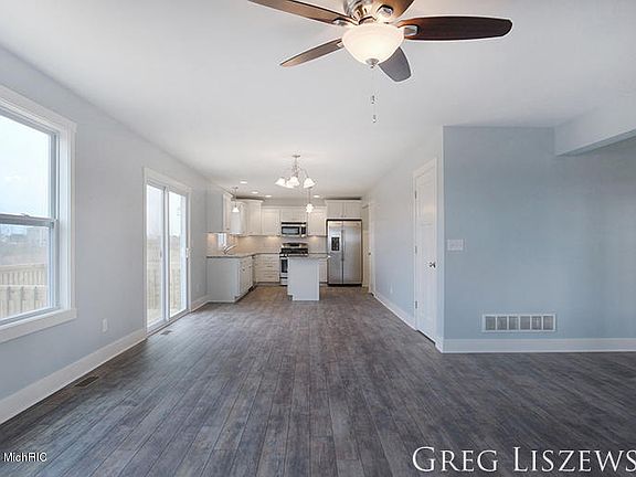 5th image of 6886 Madrone Dr NE