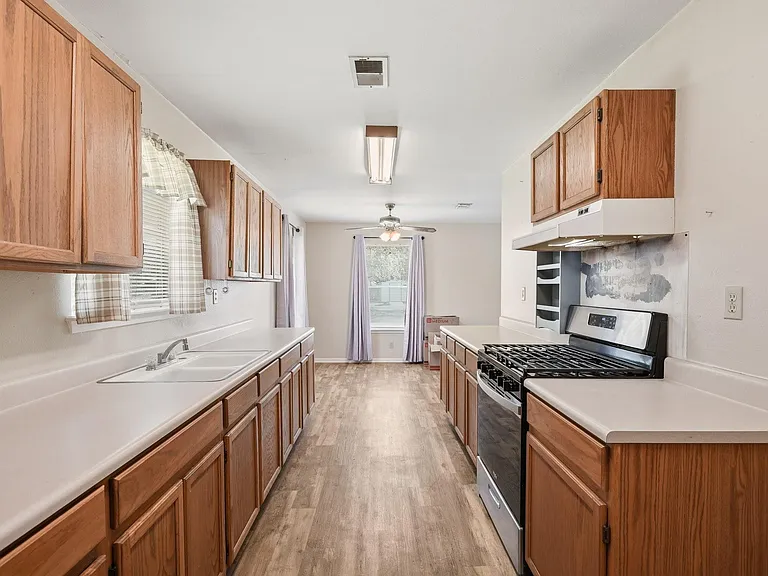1017 Lions Park Dr — Photo 9