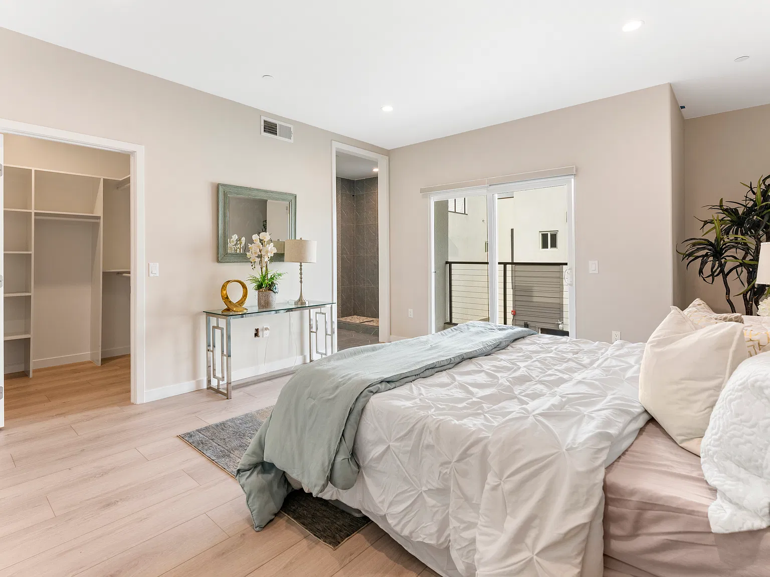 4 bed, 2132 sqft, $3,875 — Photo 3