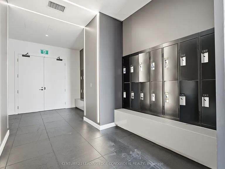 39 Roehampton Ave #807 — Photo 9