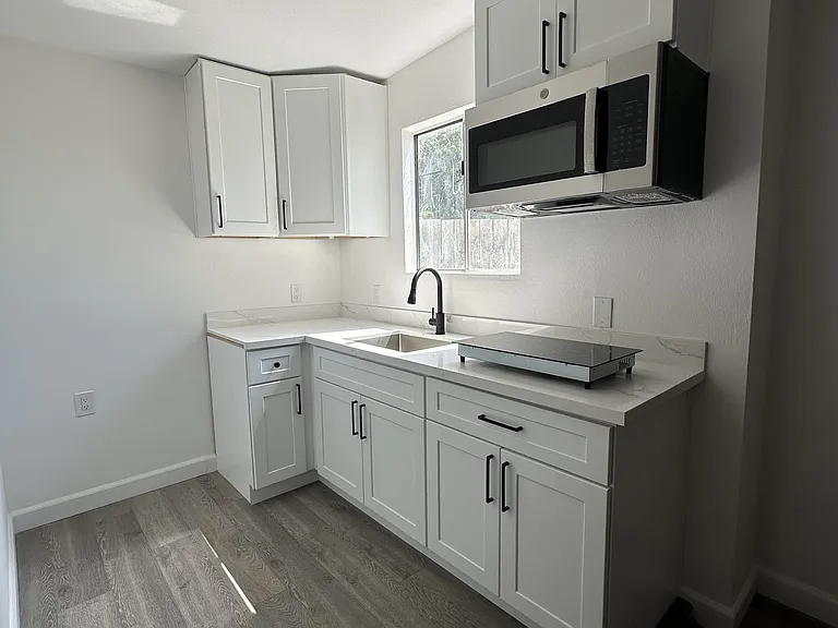 1341 W 13th St #2 — Photo 3