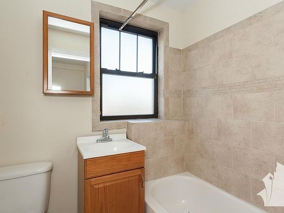 4th image of 1347 N Dearborn St #1